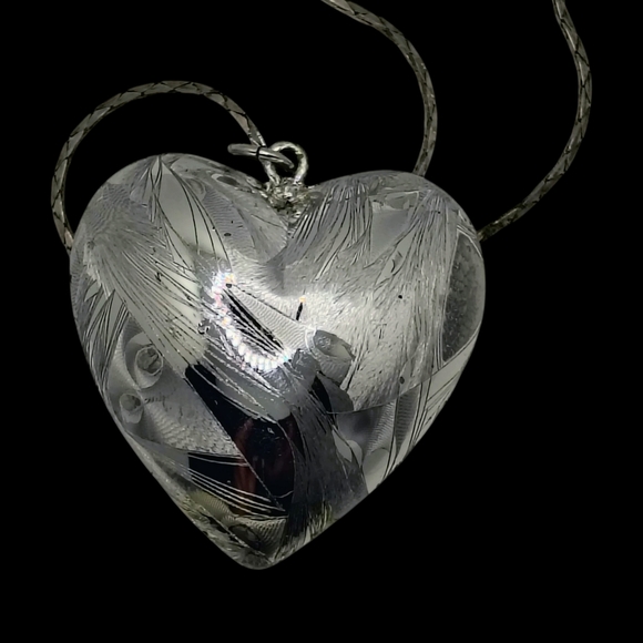 Elegant Silver Heart Pendant Necklace - Picture 3 of 14